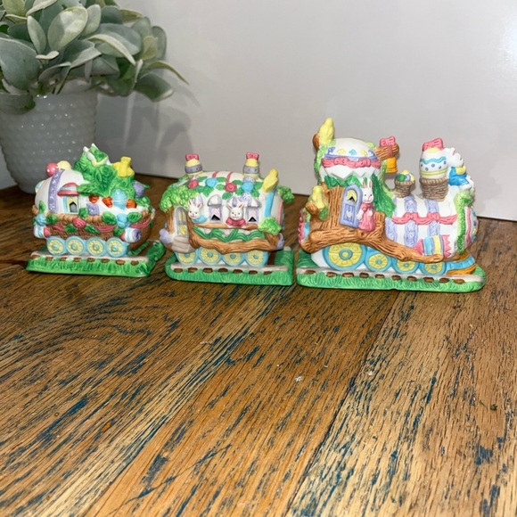 🐇 BUNNY TOWNE Hand Painted Porcelain Easter Train – Set of 3 - Picture 8 of 8